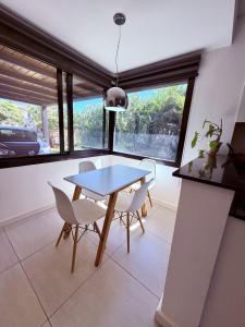 Casa con piscina en Estancias del Pilar, 3 dormitorios, jardín y parrilla