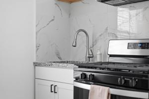 Dormont, Pittsburgh !D Stylish and Unique Private Bedroom with Shared Bathroom