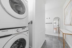 Dormont, Pittsburgh !D Stylish and Unique Private Bedroom with Shared Bathroom