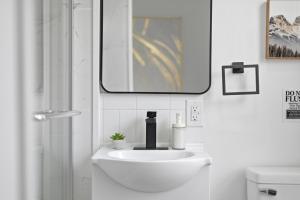 Dormont, Pittsburgh !D Stylish and Unique Private Bedroom with Shared Bathroom