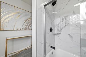 Dormont, Pittsburgh !D Stylish and Unique Private Bedroom with Shared Bathroom