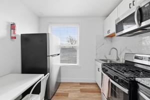 Dormont, Pittsburgh !D Stylish and Unique Private Bedroom with Shared Bathroom