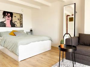 Bright 4th floor studio near the Foodhallen