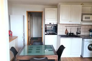 Sea view flat with pool & parking in Six-Fours