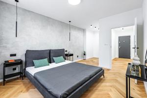 Under the Airship, Prague