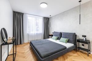 Under the Airship, Prague