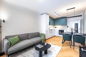 Under the Airship, Prague