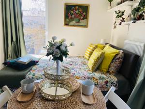 Cozy Apartment Prague Airport- 5 minute drive from AirPort