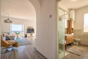 Tudor Flat sea view with parking, WiFi, Terrace, close to the sea