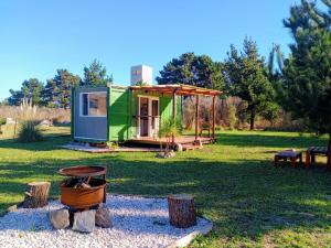 Mini casa entre el bosque y el mar
