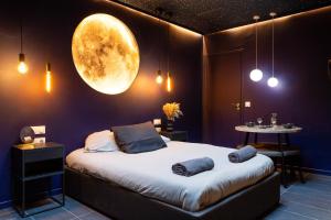 Love Room - To the Moon and back