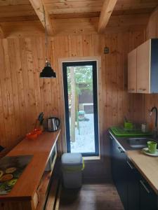 Domek w lesie przy jeziorze Kamień