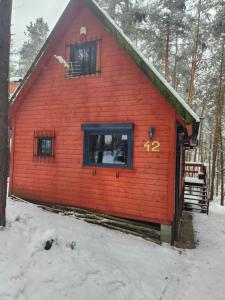 Domek w lesie przy jeziorze Kamień