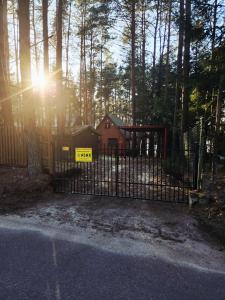 Domek w lesie przy jeziorze Kamień