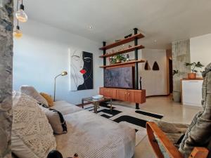 Altaris - Newly renovated 2 bedroom apartment with AC and remote work desk in Kloofstreet