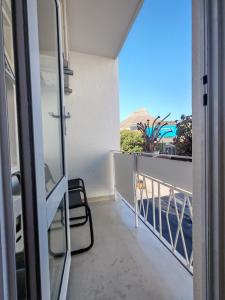 Altaris - Newly renovated 2 bedroom apartment with AC and remote work desk in Kloofstreet