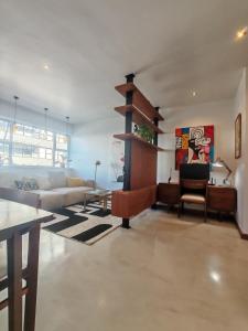 Altaris - Newly renovated 2 bedroom apartment with AC and remote work desk in Kloofstreet