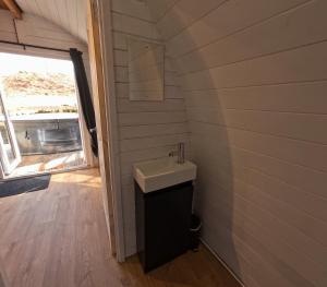 Ash Cabin with Hot Tub
