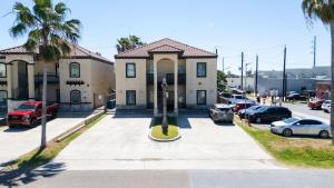 Near Beach Retreat - Ground Floor - Pool - Walk toapts