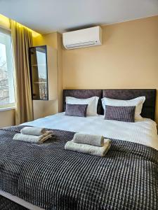 Quiet 2BD Apartment near Sea Garden & Beach by ApartMAX