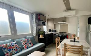 Charming Mobile Home in Les Mathes, Close to La Palmyre Zoo