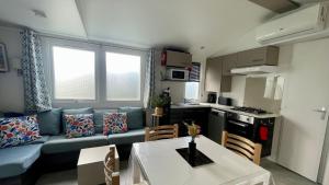 Charming Mobile Home in Les Mathes, Close to La Palmyre Zoo