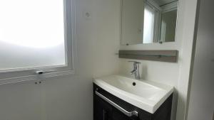 Charming Mobile Home in Les Mathes, Close to La Palmyre Zoo