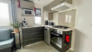 Charming Mobile Home in Les Mathes, Close to La Palmyre Zoo