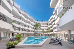 Modern Central Studio w Pools & Beach Nearby