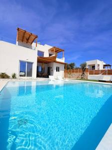 Villa Livia- panoramic view with pool and beautiful garden