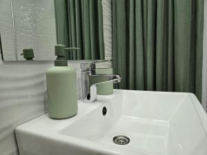 Modern Central location Studio with Rooftop Pool