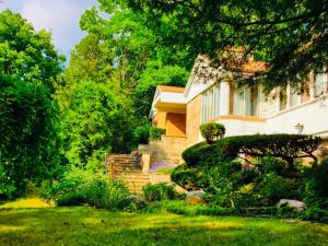Walking Distance to Keelesdale Subway Spacious 2BR Garden Basement Suite