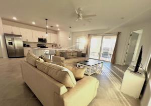 Spacious 3-bedroom coach home with golfing in Wellen Park