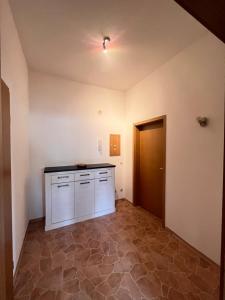 Schöne Ruhige Monteurwohnung bei Bayreuth mit Parkplatz, Küche, Internet, TV, Waschmaschine, Trockner