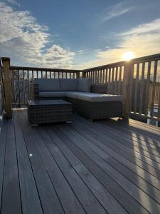 Hilltop East End Retreat with Studio-Office