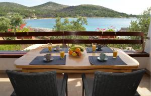 Beautiful Home In Tkon With Wifi
