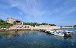 Beautiful Home In Tkon With Wifi