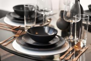 Spacious 2 bedroom Across From Tube Station Central London