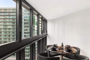 Spacious 2 bedroom Across From Tube Station Central London