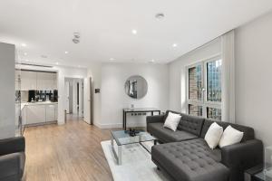 Spacious 2 bedroom Across From Tube Station Central London