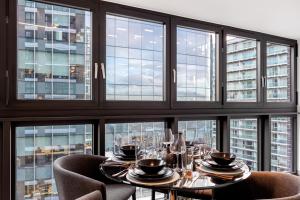 Spacious 2 bedroom Across From Tube Station Central London