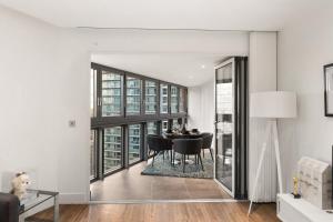 Spacious 2 bedroom Across From Tube Station Central London