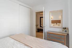 Modern apartment in Cabopino port