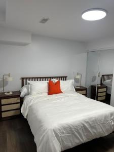 Elegant home 10 mins drive to Detroit and Windsor border and 3mins drive to Windsor Airport