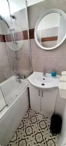 Spacious King Room near Victoria - Zone 1