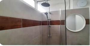 Spacious King Room near Victoria - Zone 1