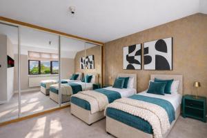 Meadow House with Driveway Parking, Spacious Garden, Fast Wifi and Smart TVs by Yoko Property