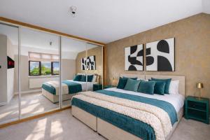 Meadow House with Driveway Parking, Spacious Garden, Fast Wifi and Smart TVs by Yoko Property