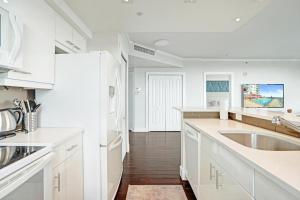 Bright Spacious 2BR Miami Retreat Balcony View