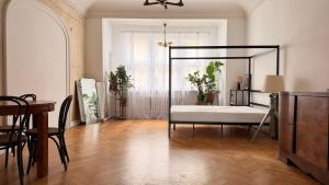 W zgiełku miasta, u nas zaznasz 90 m2 komfortowej przestrzeni mieszkania fabrykanta